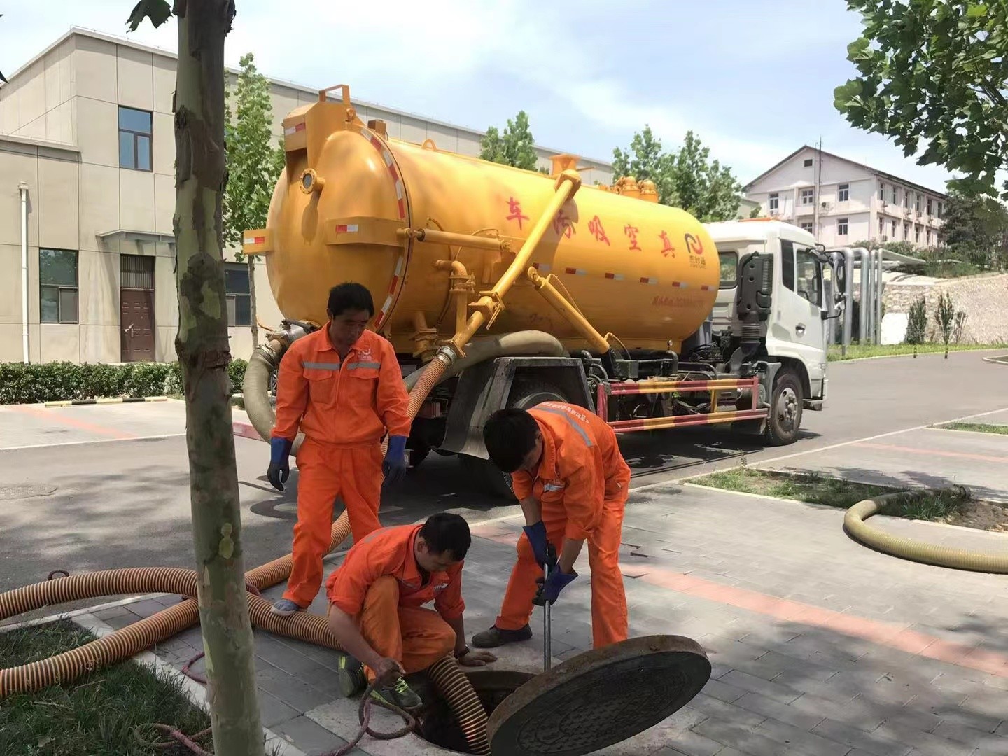 延川管道疏通车停在窨井附近